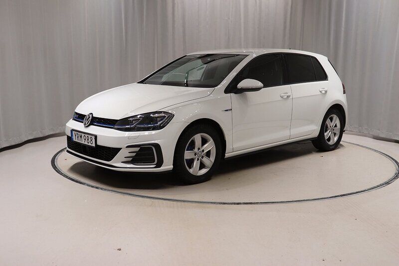 Vit Begagnad 2018 VW Golf VII GTE Halvkombi | 189 900 kr (Dyr) - Bild 1/4