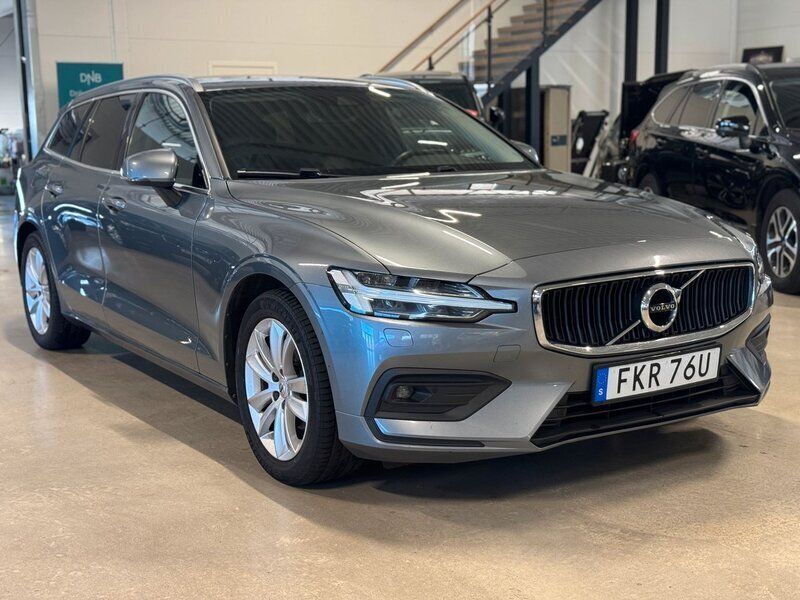 Grå Begagnad 2019 Volvo V60 Kombi | 269 900 kr (Marknadspris) - Bild 1/4