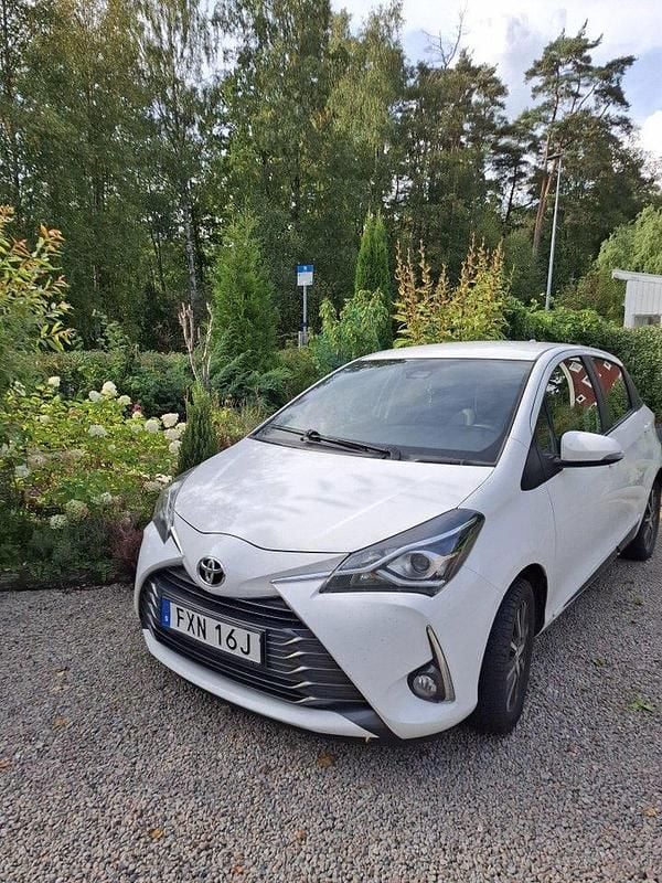 Vit Begagnad 2019 Toyota Yaris Active Halvkombi | 134 000 kr (Marknadspris) - Bild 1/4