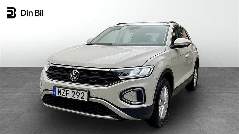 Grå (ascot grey) Begagnad 2022 VW T-Roc Life SUV | 214 900 kr (Marknadspris) - Bild 1/4
