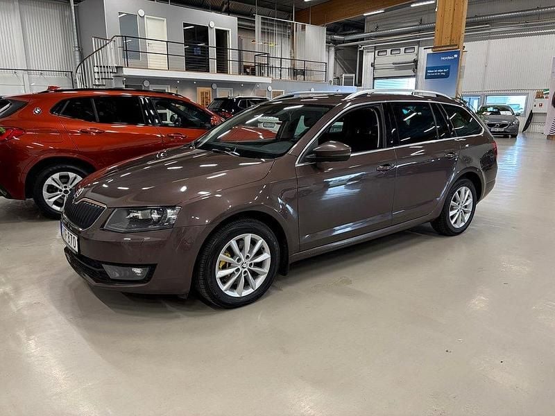 Mörkbrun (brun) Begagnad 2015 Skoda Octavia Style Kombi | 139 000 kr (Marknadspris) - Bild 1/2