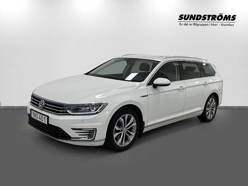 Vit Begagnad 2017 VW Passat GTE Kombi | 209 900 kr (Lite dyr) - Bild 1/4