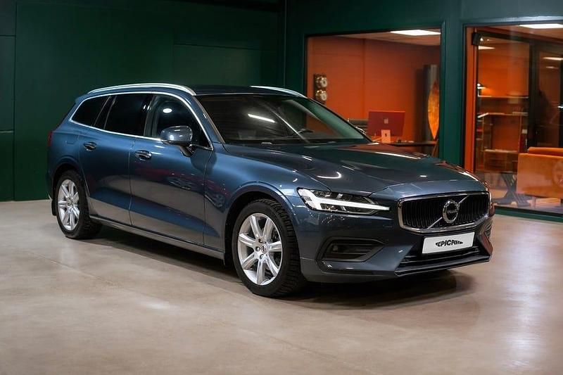 Mörkblå Begagnad 2021 Volvo V60 Momentum Kombi | 269 900 kr (Marknadspris) - Bild 1/4