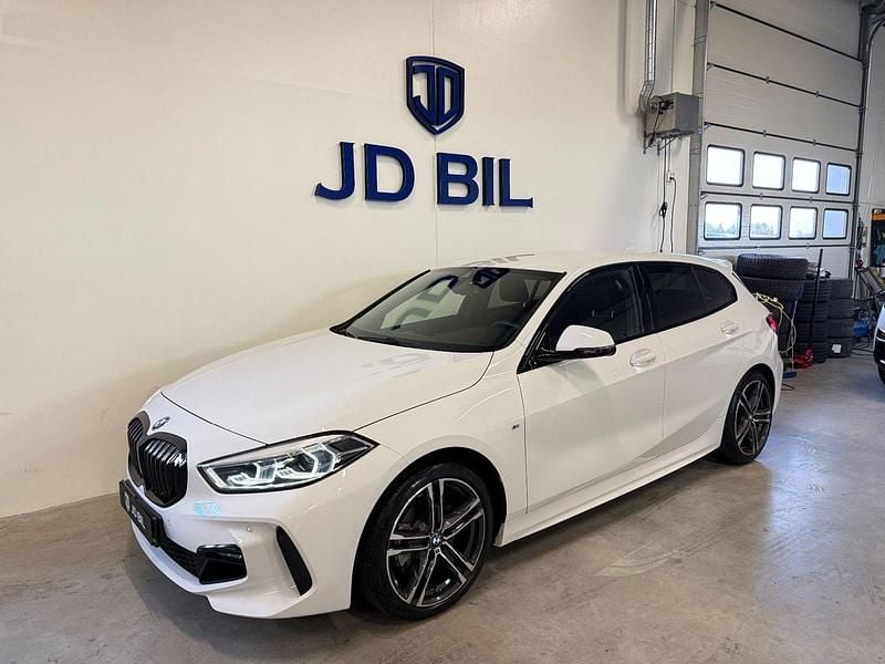 Vit Begagnad 2020 BMW 118 M Sport Halvkombi | 269 900 kr (Dyr) - Bild 1/4