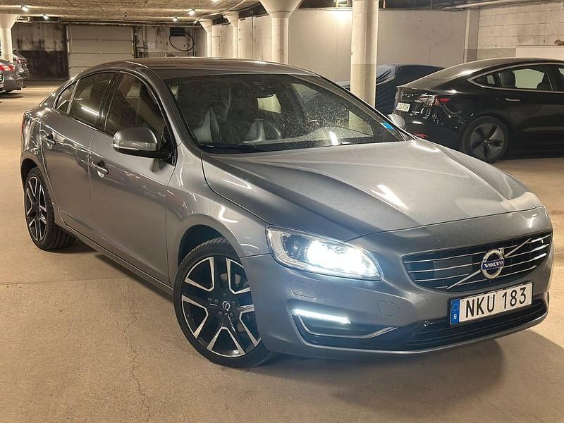 Grå Begagnad 2016 Volvo S60 Momentum Sedan | 139 800 kr (Lite dyr) - Bild 1/4