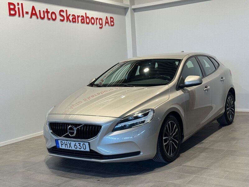 Ljusbrun Begagnad 2017 Volvo V40 Momentum Kombi | 129 500 kr (Marknadspris) - Bild 1/4