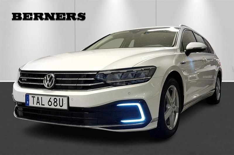 Vit Begagnad 2020 VW Passat GTE Kombi | 259 900 kr (Marknadspris) - Bild 1/4