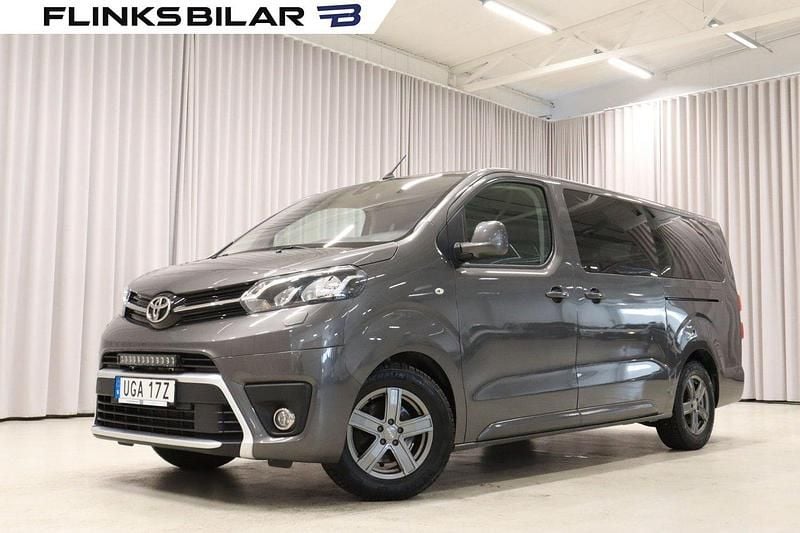 Mörkgrå Begagnad 2022 Toyota Proace Verso Kombi | 399 900 kr (Marknadspris) - Bild 1/4