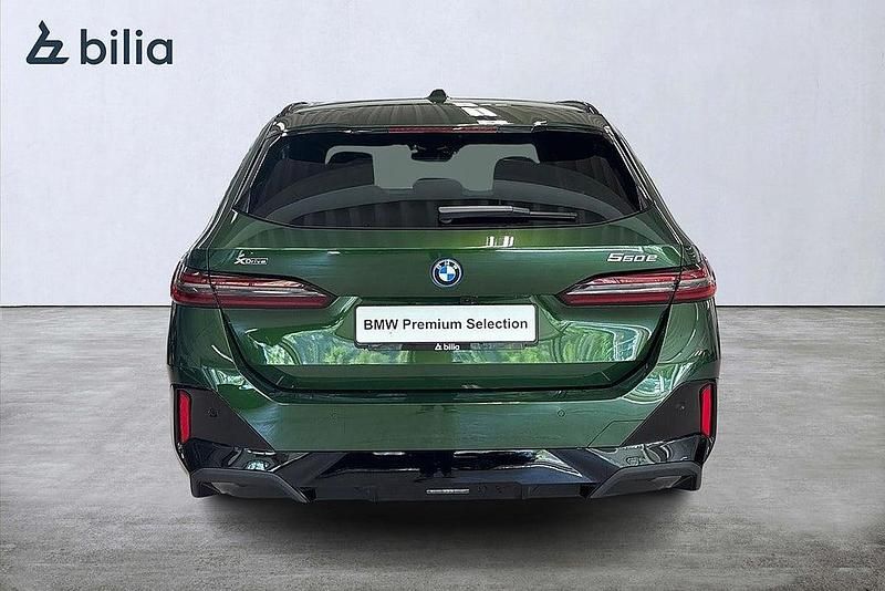 Begagnad BMW 550e M Sport 490 HK (360 kW) 2025 Grön (anglesey green metallic) Kombi