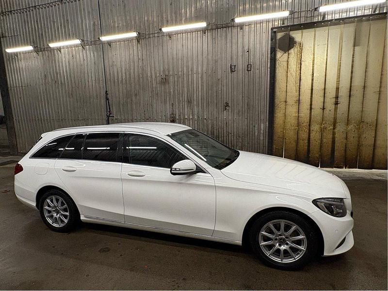 Vit Begagnad 2018 Mercedes C220 Avantgarde Kombi | 199 999 kr (Bra pris) - Bild 1/4