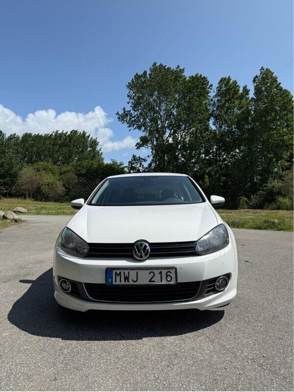 Vit Begagnad 2013 VW Golf VII Halvkombi | 120 000 kr (Marknadspris) - Bild 1/4