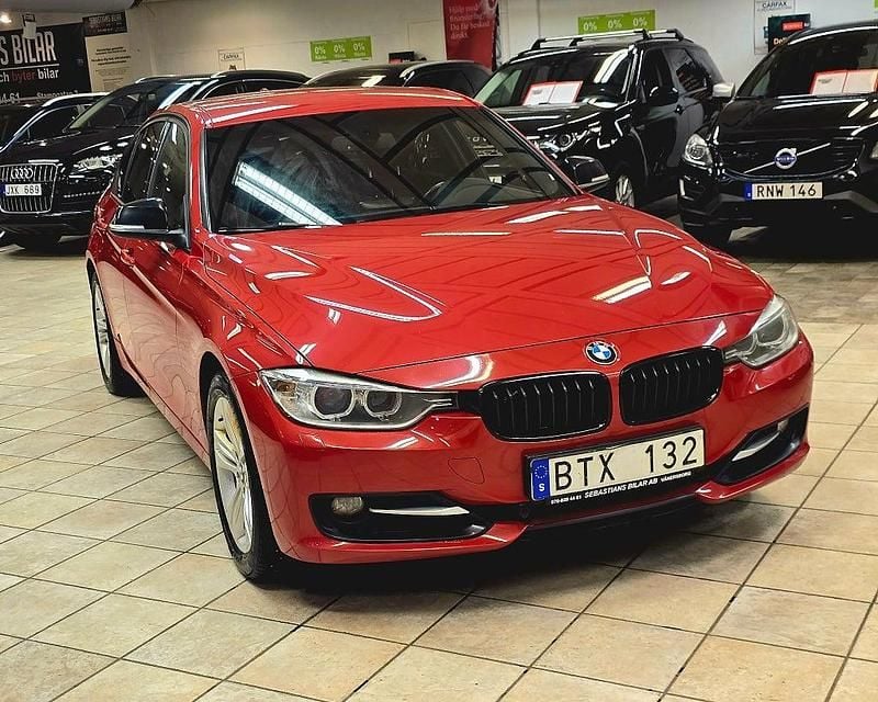 Röd Begagnad 2013 BMW 320 Sport Line Sedan | 122 900 kr (Marknadspris) - Bild 1/4