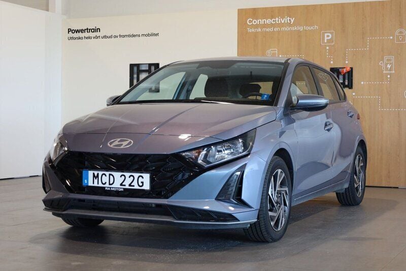 Blå Begagnad 2024 Hyundai i20 Essential Halvkombi | 238 800 kr (Marknadspris) - Bild 1/3