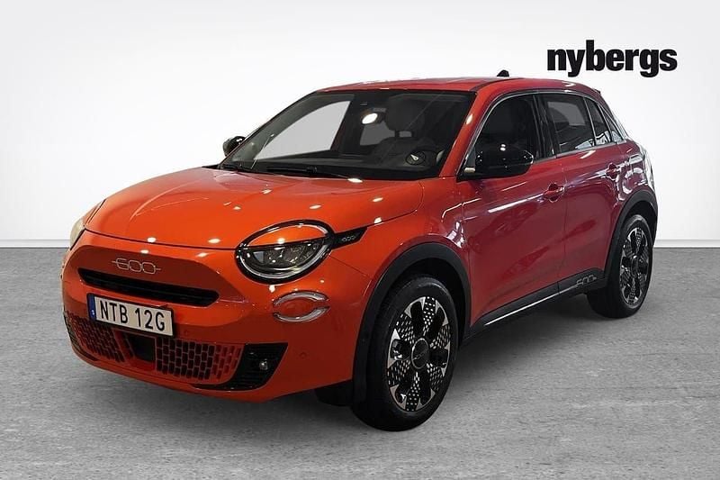 Orange Begagnad 2023 Fiat 600E La Prima SUV | 359 000 kr - Bild 1/4