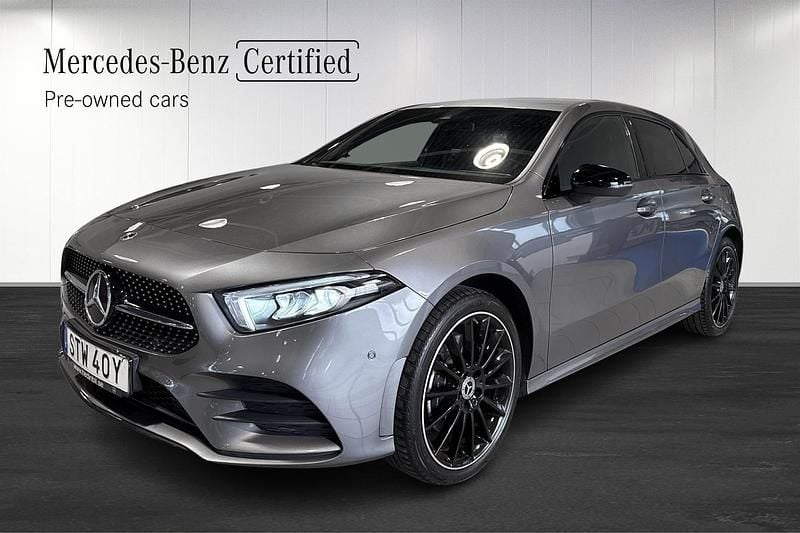 Mörkgrå (grey) Begagnad 2022 Mercedes A250 Advanced Halvkombi | 329 900 kr (Marknadspris) - Bild 1/4
