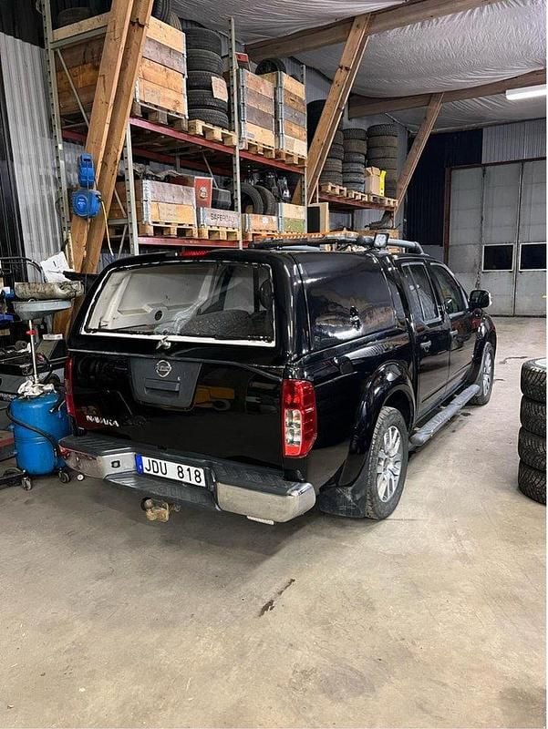 Svart Begagnad 2012 Nissan Navara Pickup | 95 000 kr (Marknadspris) - Bild 1/3