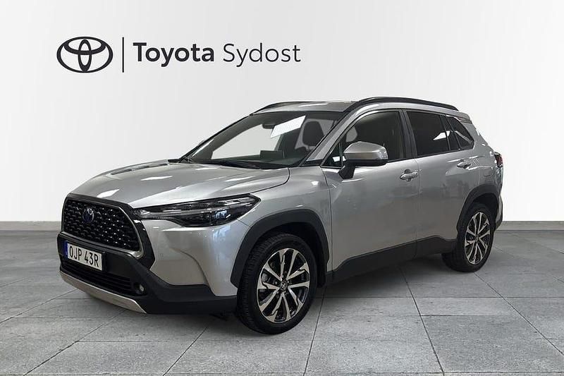 Silver Begagnad 2022 Toyota Corolla Cross Style SUV | 369 000 kr (Marknadspris) - Bild 1/3