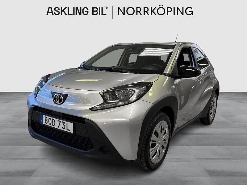 Silver Begagnad 2022 Toyota Aygo Play Halvkombi | 154 000 kr (Marknadspris) - Bild 1/4