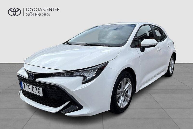 Vit Begagnad 2022 Toyota Corolla Hybrid Active Halvkombi | 229 900 kr (Bra pris) - Bild 1/2