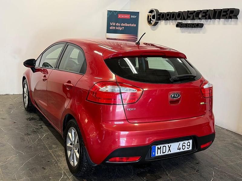 Begagnad Kia Rio 109 HK (80 kW) 2011 Röd Halvkombi