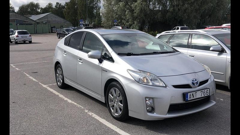 Silver Begagnad 2010 Toyota Prius Halvkombi | 75 900 kr (Marknadspris) - Bild 1/4