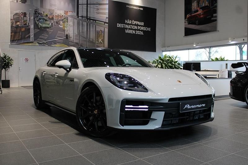 Grå Ny 2026 Porsche Panamera 4S Sedan | 1 951 700 kr (Lite dyr) - Bild 1/4