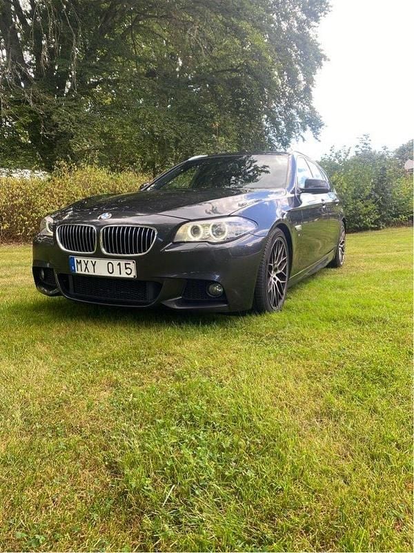Grå Begagnad 2013 BMW 520 M Sport Kombi | 120 000 kr (Marknadspris) - Bild 1/4