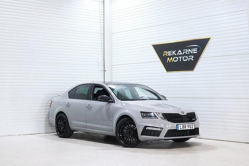 Mörkgrå (grå) Begagnad 2018 Skoda Octavia RS Halvkombi | 219 900 kr (Dyr) - Bild 1/3