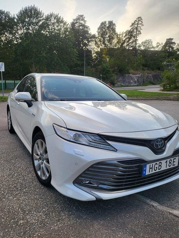 Vit Begagnad 2020 Toyota Camry Hybrid Executive Sedan | 165 000 kr (Dyr) - Bild 1/4