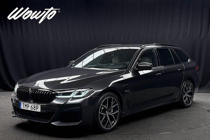 Grå Begagnad 2022 BMW 530e M Sport Kombi | 429 800 kr (Marknadspris) - Bild 1/3