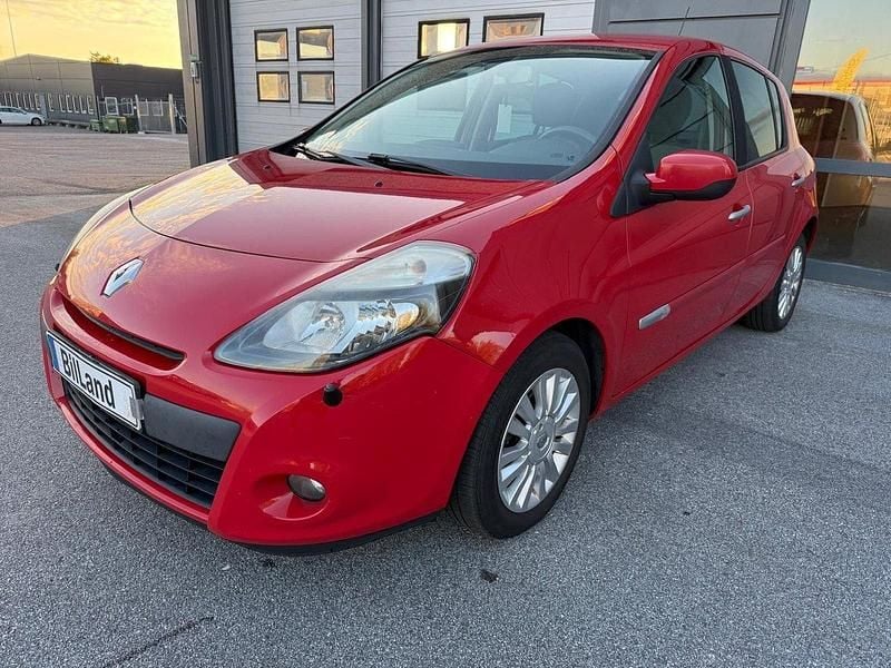 Röd Begagnad 2011 Renault Clio R.S. Halvkombi | 35 900 kr (Marknadspris) - Bild 1/4