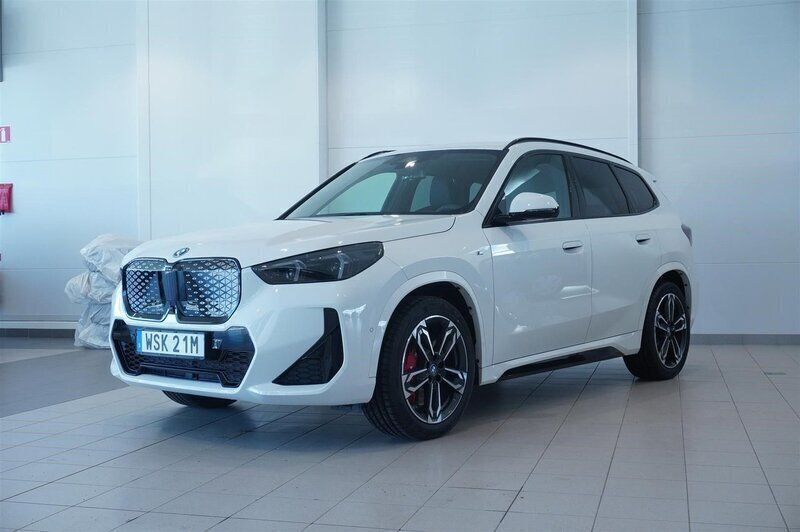 Vit Begagnad 2025 BMW iX1 Efficient Dynamics SUV | 629 800 kr - Bild 1/4