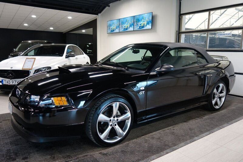 Svart Begagnad 2000 Ford Mustang GT Convertible Cab | 129 000 kr (Bra pris) - Bild 1/4