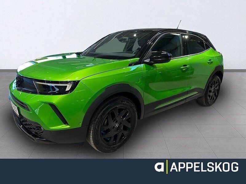 Grön (grönmetallic) Begagnad 2023 Opel Mokka SUV | 198 900 kr (Marknadspris) - Bild 1/4