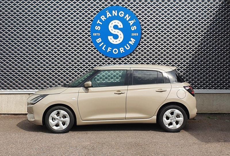 Brun Ny 2025 Suzuki Swift Halvkombi | 251 800 kr (Marknadspris) - Bild 1/4