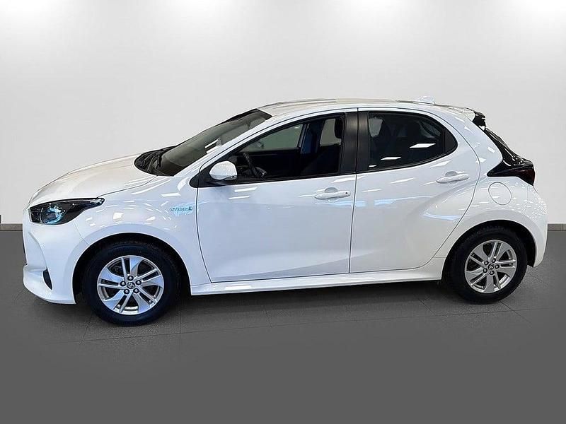 Begagnad Toyota Yaris Hybrid 92 HK (67 kW) 2021 Vit Halvkombi