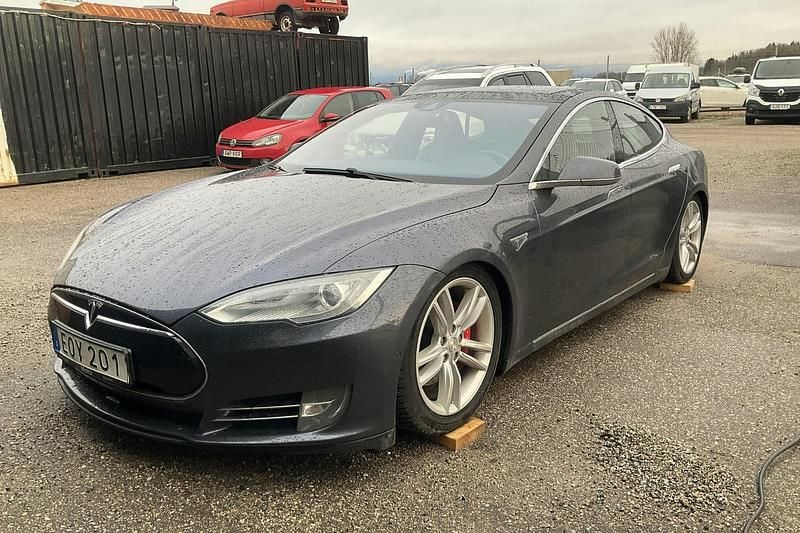 Grå Begagnad 2015 Tesla Model S Halvkombi | 179 000 kr (Bra pris) - Bild 1/3