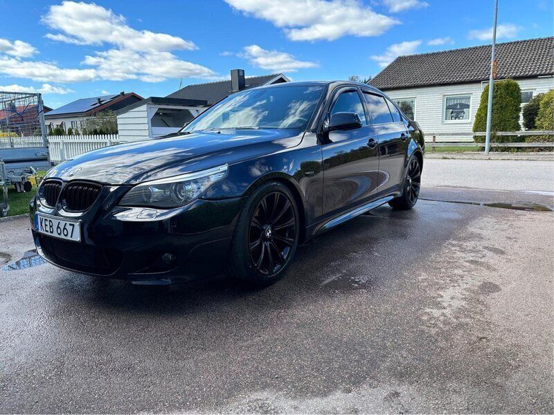 Svart Begagnad 2010 BMW 530 M Sport Sedan | 134 900 kr (Dyr) - Bild 1/4