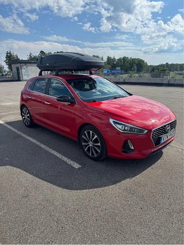 Röd Begagnad 2018 Hyundai i30 Comfort Halvkombi | 130 000 kr (Marknadspris) - Bild 1/4