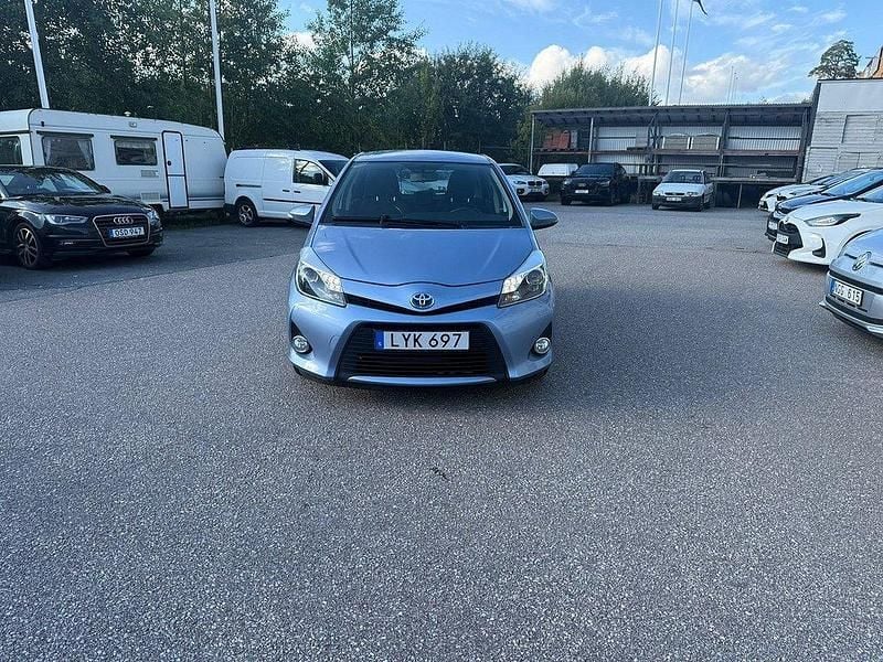 Ljusblå Begagnad 2013 Toyota Yaris Hybrid Active Halvkombi | 84 900 kr (Lite dyr) - Bild 1/4