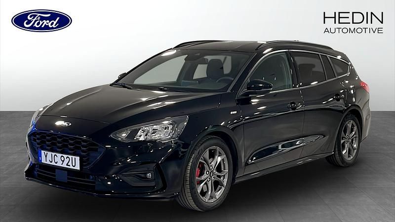 Svart (black) Begagnad 2021 Ford Focus ST-Line Kombi | 224 900 kr (Marknadspris) - Bild 1/4