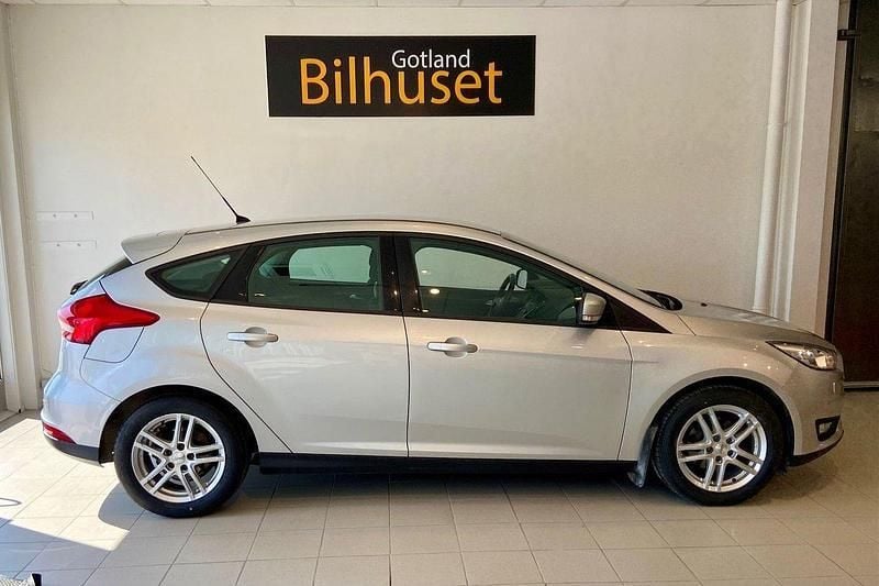 Grå Begagnad 2015 Ford Focus Halvkombi | 69 800 kr - Bild 1/4