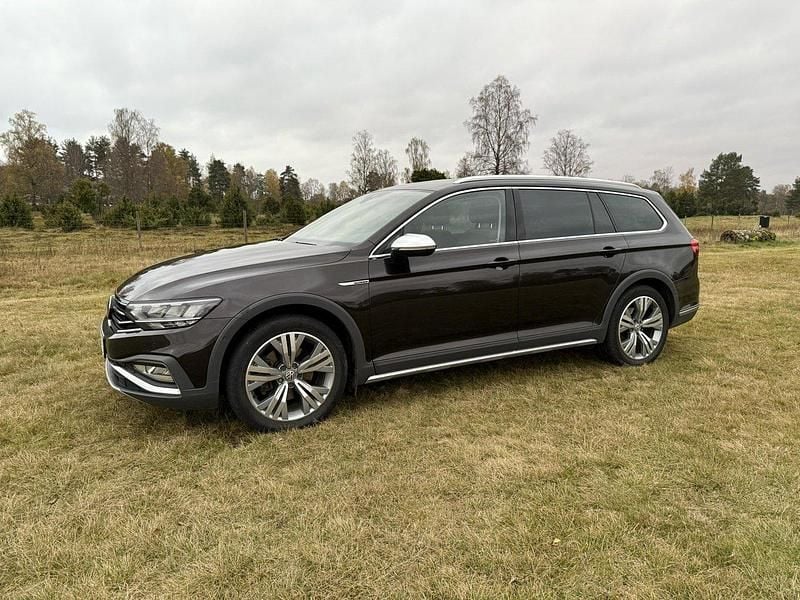 Brun Begagnad 2020 VW Passat Alltrack Kombi | 245 000 kr (Marknadspris) - Bild 1/4