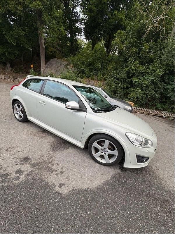 Vit Begagnad 2012 Volvo C30 R-Design Halvkombi | 65 000 kr (Marknadspris) - Bild 1/4