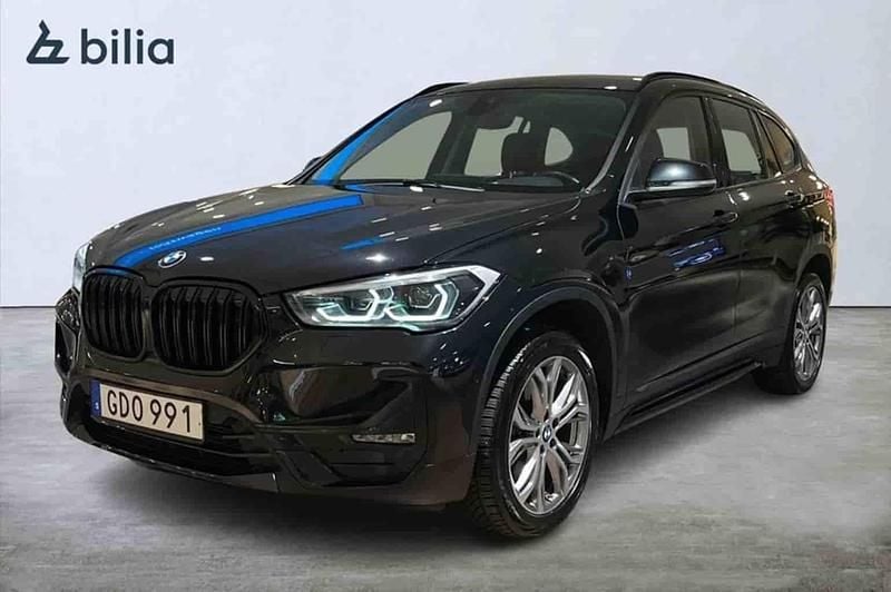 Svart Begagnad 2021 BMW X1 SUV | 299 900 kr (Marknadspris) - Bild 1/1