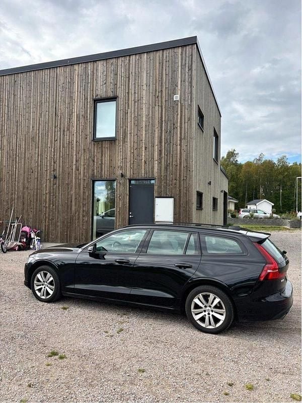 Svart Begagnad 2020 Volvo V60 Momentum Kombi | 184 500 kr (Superpris) - Bild 1/3