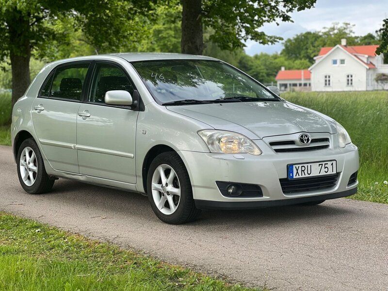 Silver Begagnad 2005 Toyota Corolla Halvkombi | 34 999 kr (Marknadspris) - Bild 1/4
