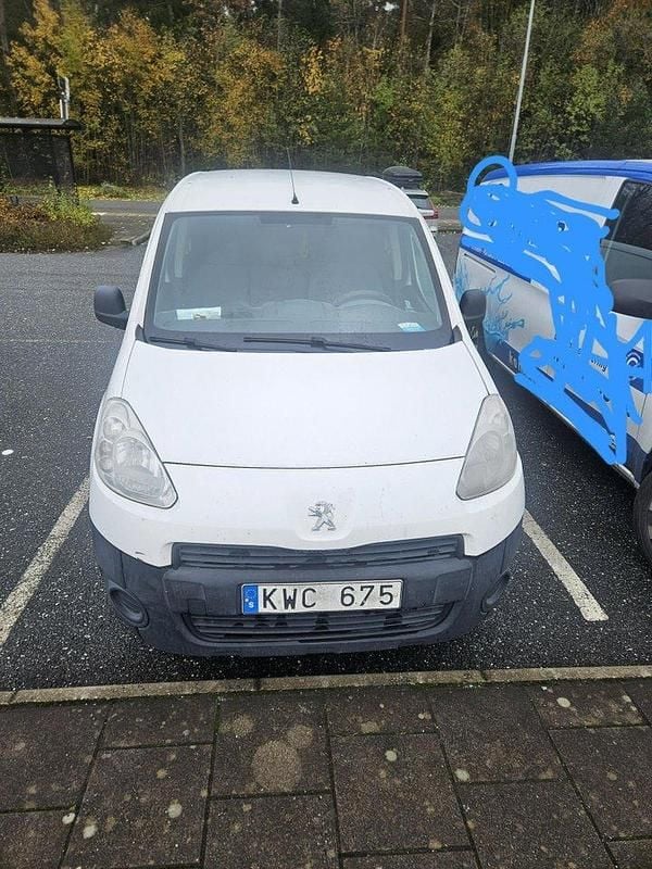 Vit Begagnad 2013 Peugeot Partner Van | 40 000 kr (Marknadspris) - Bild 1/4