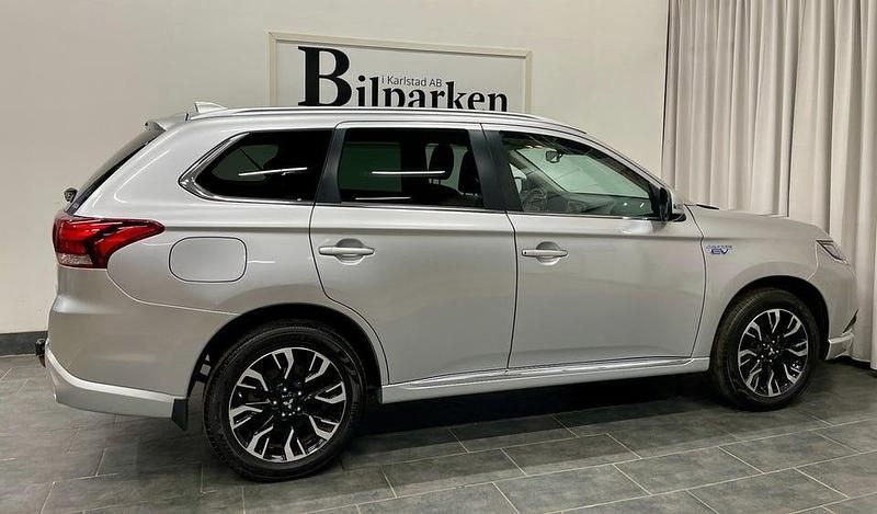 Begagnad Mitsubishi Outlander Comfort Edition 203 HK (149 kW) 2018 Silver SUV