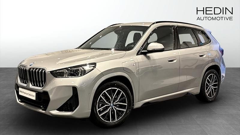 Grå Begagnad 2025 BMW X1 Comfort Edition SUV | 539 700 kr (Superpris) - Bild 1/4